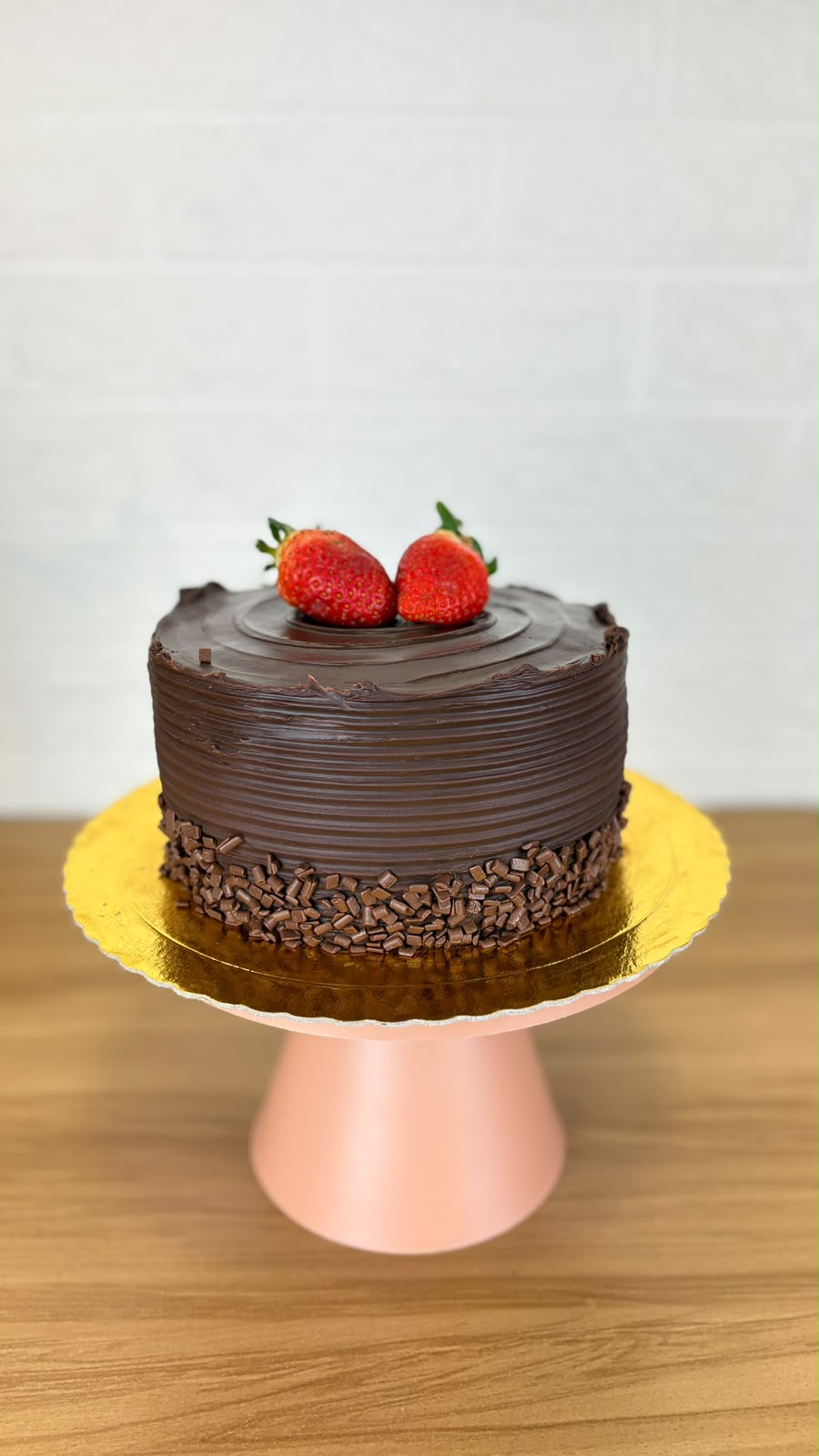 Torta artesanal de chocolate com morangos